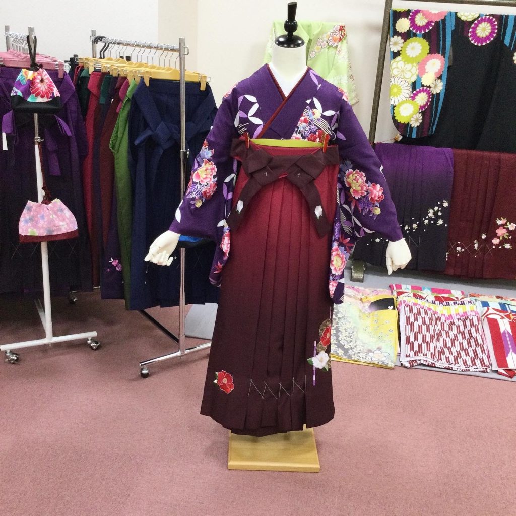 紫着物と臙脂グラデ－ション袴のコーディネート