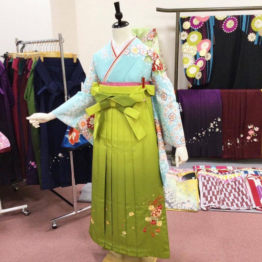 水色着物と黄緑袴のコーディネート