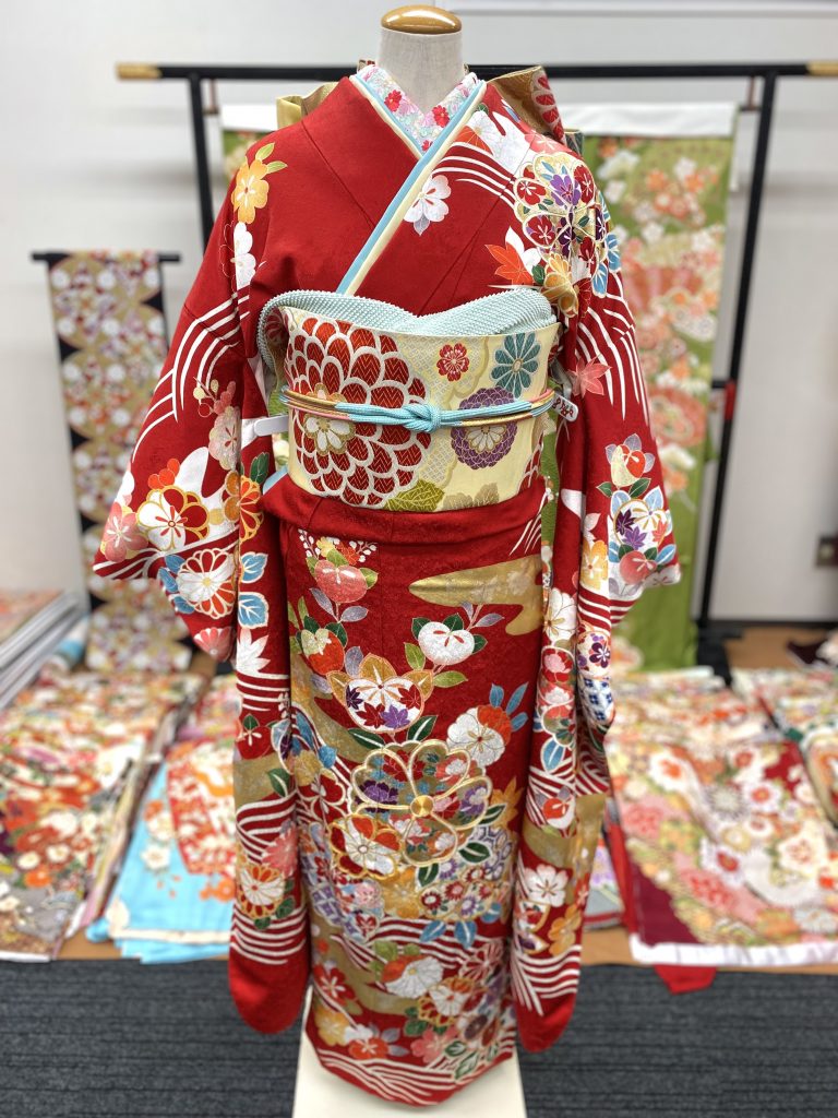 町田店 桜と波文様の赤いレトロ振袖コーディネート – 成人式の振袖