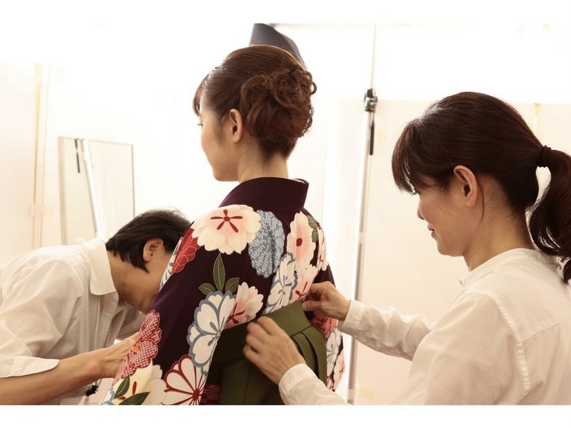キモノモード町田店の袴撮影の着付サンプル画像　卒業袴　卒業袴の着付