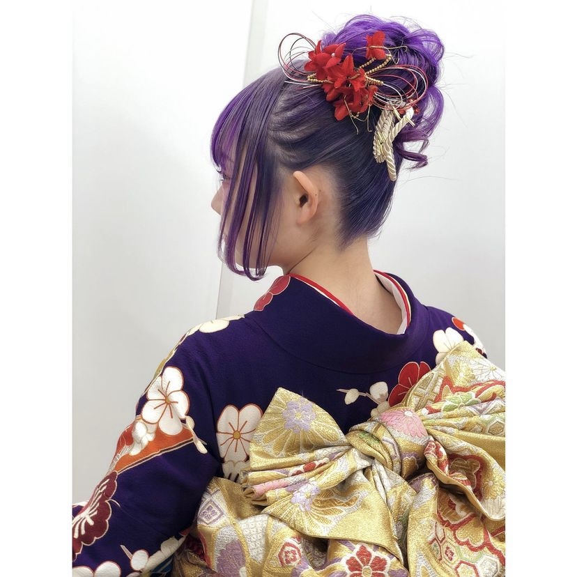 キモノモード町田店の紫の振袖のお客様コーディネート画像。紫色の髪でアップスタイルの髪型です。