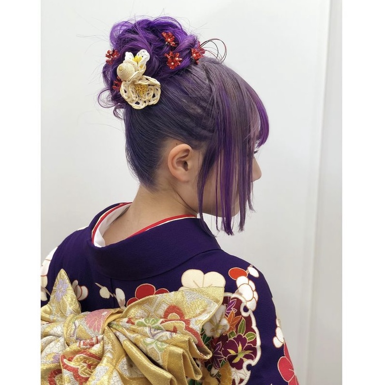 キモノモード町田店の振袖撮影会のお客様コーディネート。紫色の振袖。髪も紫色です。白い水引髪飾りを付けています。