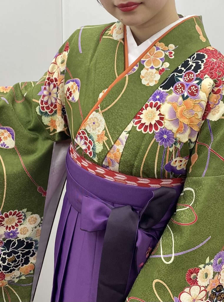 キモノモード町田店の専門学校卒業袴を着たお客様コーディネートの写真。衿と半巾帯、袴のコーディネートのアップの写真