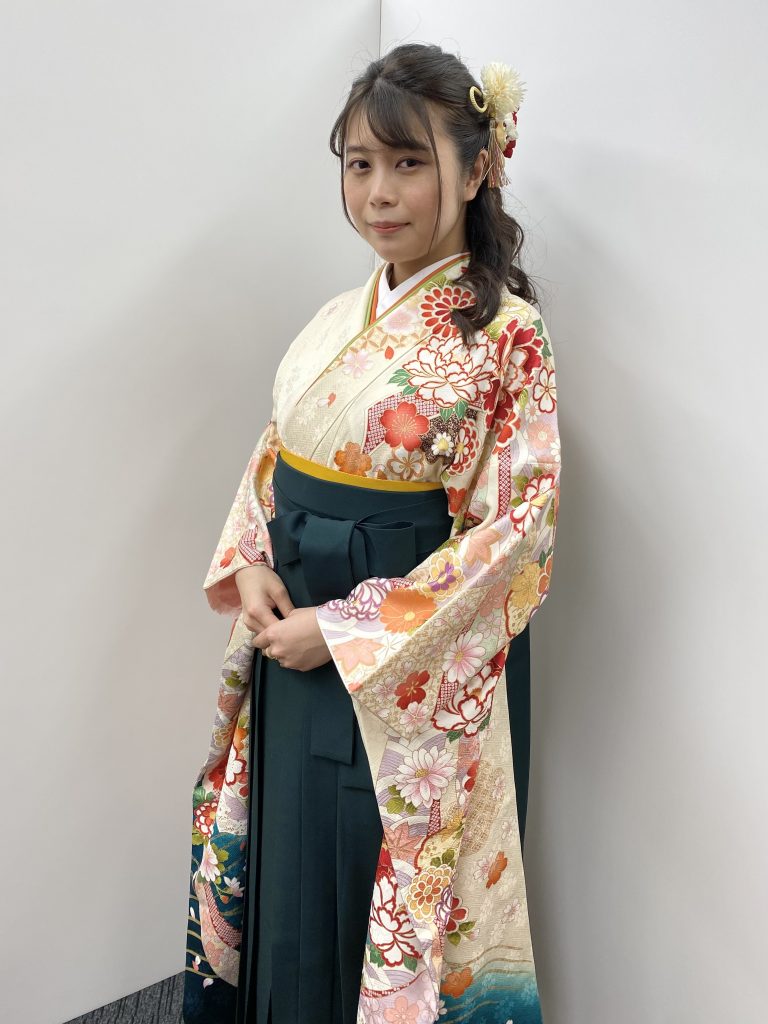キモノモード町田店の大学卒業袴の写真。振袖と袴の組み合わせ、濃い緑色の無地袴を着ている写真。