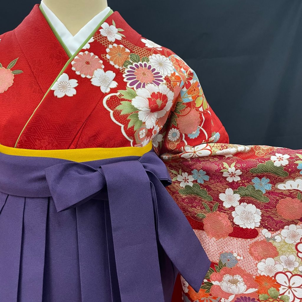 赤の振袖に紫の袴を合わせたキモノモード吉祥寺店の袴