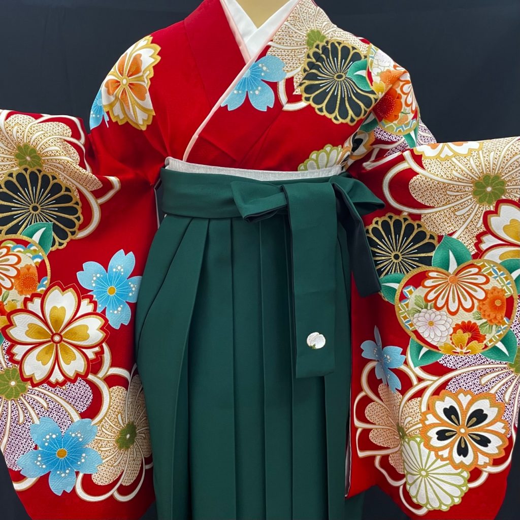 赤い着物に緑の袴の大きい柄の卒業袴コーディネート
