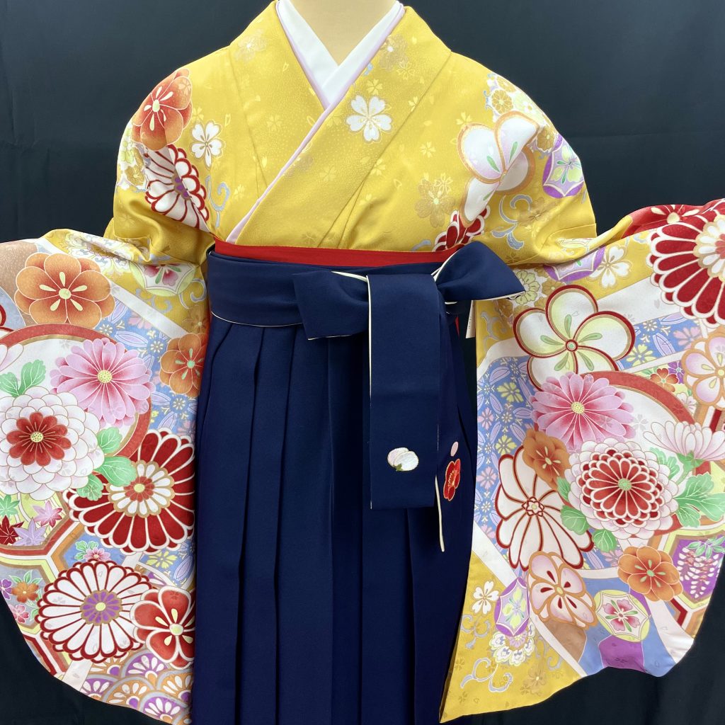 黄色の着物に紺の袴を組み合わせたコーディネート
