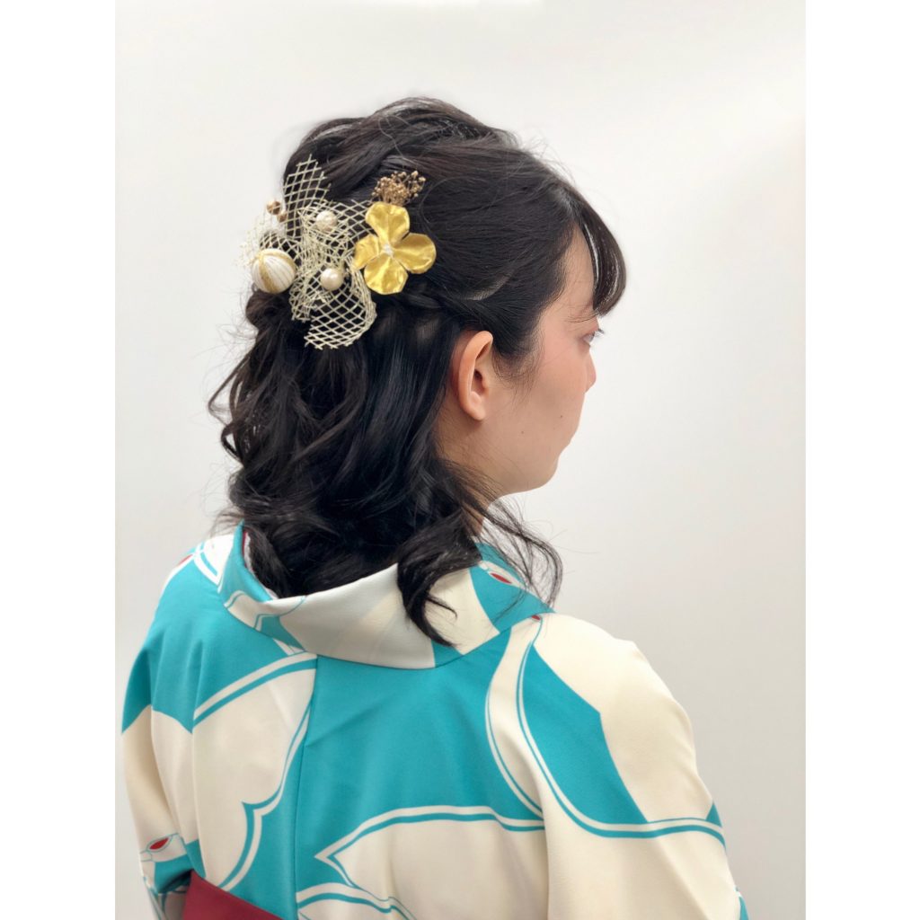 水色の生地に丹頂鶴の柄が描かれた袴コーディネートのヘアスタイル。ハーフアップにチュールの髪飾りをつけています。