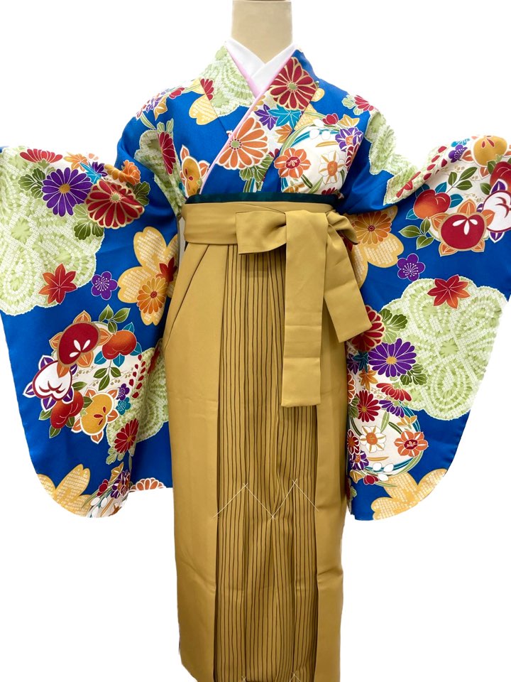 青色の着物にカラシ色の袴を組み合わせた卒業式の袴姿の画像