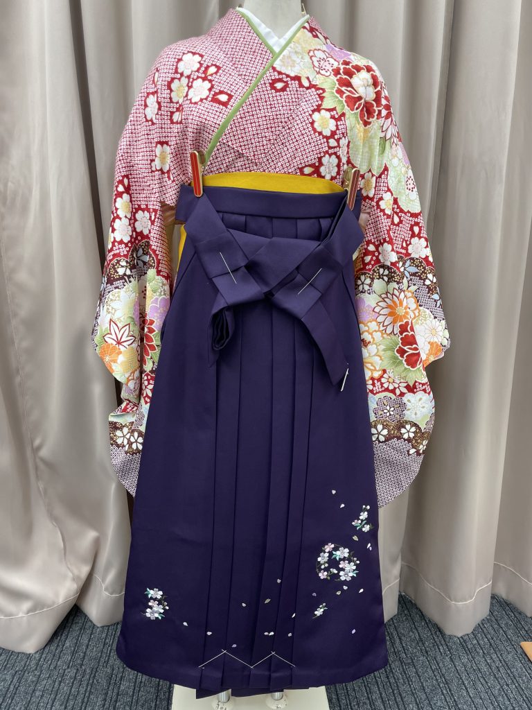赤の鹿の子柄の絞りの様な雰囲気の着物に紫の袴を合わせた袴姿